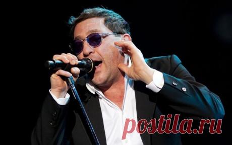 Григорий Лепс — «На заре». Стиль, душа и обаяние!
Российский певец Григорий Лепс (настоящая фамилия — Лепсверидзе) родился 16 июля 1962 года в Сочи. Его отец – Виктор Лепсверидзе – работал на мясокомбинате, мама — Натэлла Семёновна – на хлебозаводе.…