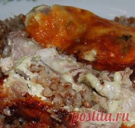 Курица, запеченная с гречкой.