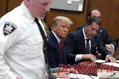 Раскрыта суть обвинений против Трампа. Прокуратура Манхэттена раскрыла суть обвинений против бывшего президента США Дональда Трампа. Опубликованное ведомством обвинительное заключение состоит из 34 пунктов. Каждый из них включает в себя факт «фальсификации деловых документов первой степени с целью совершить другое правонарушение».