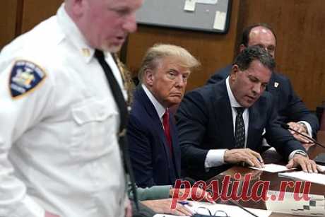 Раскрыта суть обвинений против Трампа. Прокуратура Манхэттена раскрыла суть обвинений против бывшего президента США Дональда Трампа. Опубликованное ведомством обвинительное заключение состоит из 34 пунктов. Каждый из них включает в себя факт «фальсификации деловых документов первой степени с целью совершить другое правонарушение».