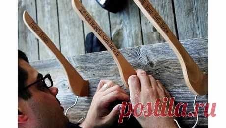 Осень, дожди, мокрые вещи… Самое время подумать, где размещать зонтики, шляпы, сумки и верхнюю одежду. В шкаф их вешать сразу нельзя. Зато настенная вешалка с удобными крючками — отличное решение. На roomble