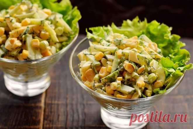 Салат Одесса|  Яйцо куриное 3 шт==Огурец 350 г==Консервированная кукуруза 150 г==Твердый сыр 100 г==Сметана 140 г==Чеснок 3-4 зубчик==Листья салата 50 г==Зеленый лук 50 г==Укроп 20 г==Соль - по вкусу==Черный молотый перец - по вкусу