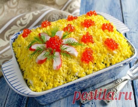 Салат «Креветки под шубой»Для приготовления понадобится:- Креветки (отваренные, очищенные) — 500 г- Картофель — 300 г- Плавленый сырок — 200 г- Яйца куриные — 4 шт.- Укроп — 25 г- Петрушка — 25 г- Майонез — около 200 гДля украшения потребуется:- Икра красная — 140 г- Крабовые палочки — 2 шт.- Веточка укропаРецепт приготовления:1. Картофель тщательно моют, отваривают в мундире до готовности ...