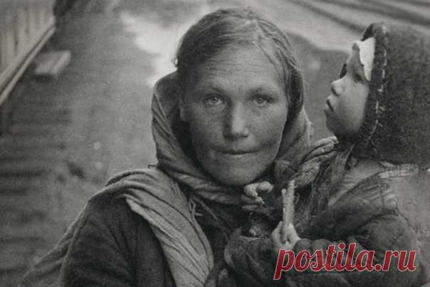 Не знаю, что было бы со страной, если бы не война…

Я родился в Петербурге. В семье нас было одиннадцать детей, я – десятый. Наши родители были глубоко религиозными, даже в самые страшные годы гонений своей веры не оставляли. Самым близким храмом к нам был Князь-Владимирский собор – там в 1936-ом, в год моего рождения, меня крестили.
До войны я был совсем маленький. Когда блокада оцепила наш город – наступил голод, это я уже помню отчетливо. Помню, как мама ходила на Неву ...
