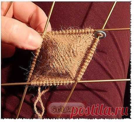 КРАСИВЫЙ КРУГЛЫЙ МЫСОК.МК ОТ АВТОРА.

Надо взять спицы на леске, завязать на одной спице петлю из рабочей нити, оставив при этом довольно длинный хвостик, около 40 см.
Обматываем спицы 