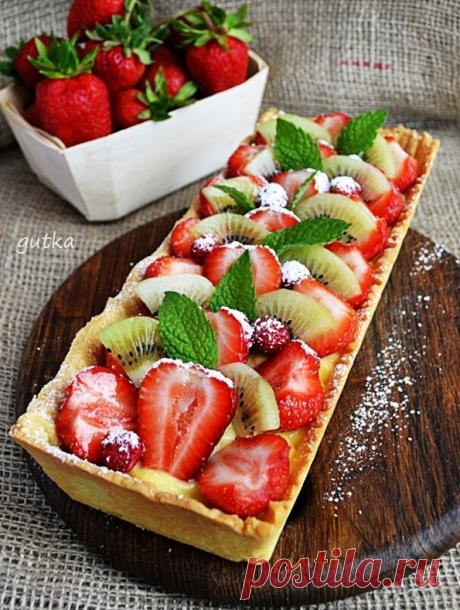 Пирог с клубникой и заварным кремом.