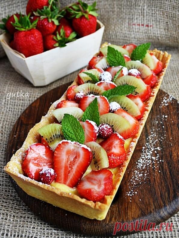 Пирог с клубникой и заварным кремом.