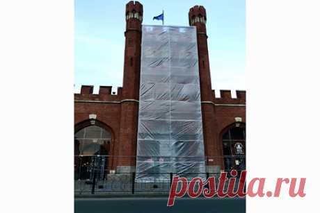 В Калининграде началась реставрация скульптур на Королевских воротах. В Калининграде началась реставрация скульптур, расположенных на фасаде Королевских ворот. Объект культурного наследия относятся к памятникам федерального значения. На главном фасаде ворот размещается пять гербов, а также горельефы короля Пруссии Фридриха I, герцога Пруссии Альбрехта и короля Чехии Отакара II.