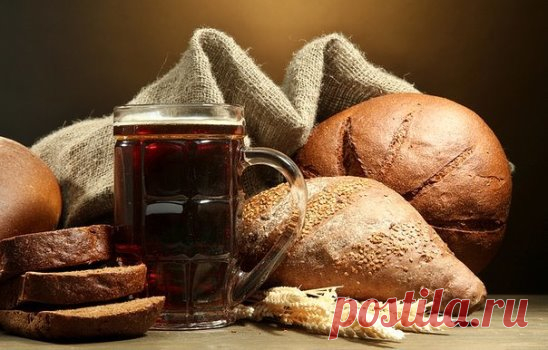 РЕЦЕПТЫ ДОМАШНЕГО КВАСА 
Издавна основываясь на многолетних семейных традициях хозяюшки готовят квас самостоятельно, в домашних условиях. Богатый на вкус багровый темный квас - самый распространенный летний напиток на Руси, да и поныне. Его варили в купеческих и крестьянских семьях, в монастырях. Он считался лучшим средством от изнуряющего зноя в летнюю пору. Насыщенный ароматами ржаного каравая, да терпкостью дрожжей, сладостью сахара получается отличный домашний квас. Сегодня, несколько рецеп