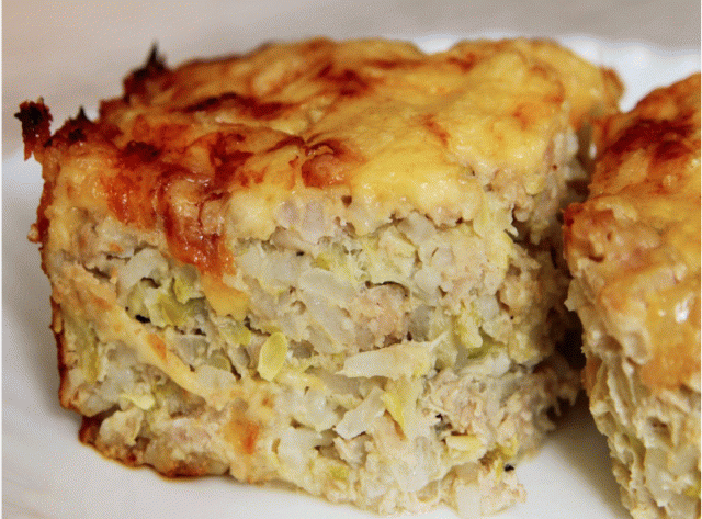 Кабачковая запеканка с рисом и фаршем
Продукты:
Кабачки - 1-2 шт. (в зависимости от размера) 
Фарш мясной - 400 гр. 
Рис отварной - 150 гр. 
Сыр твердый - 50-100 гр. 
Лук репчатый - 1 шт. 
Яйца - 2 шт. 
Чеснок - 2 зубчика 
Соль - по вкусу 
Перец черный молотый - по вкусу 
Масло сливочное (при необходимости) - для смазывания формы 
Кабачки натрите на крупной терке, посолите их и оставьте на несколько минут, чтобы из них вышел сок, который впоследствии нужно будет слить. 
Лу...