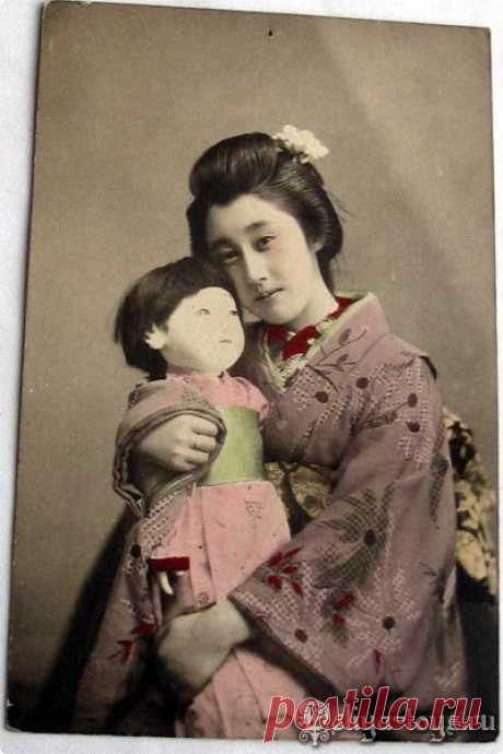 Ichimatsu (市 松 人形) - традиционные японские куклы, которые изображают маленьких мальчиков и девочек, одетых в кимоно. Они имеют стеклянные глаза и телесного цвета лица.