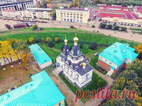 Елизаветинская церковь в Дмитровском кремле.

Тюремная Елизаветинская церковь выстроена в 1898 году в стиле ретроспективизм московским архитектором Сергеем Константиновичем Родионовым на средства Елизаветы Семеновны, вдовы владельца покровской мануфактуры (Яхромской прядильно-ткацкой фабрики).
Церковь Елисаветы завершена двумя шатрами. Декор храма представляет собой пышное узорочье неорусского стиля. В интерьере и вдоль стен на уровне второго яруса, помещался балкон для ко...