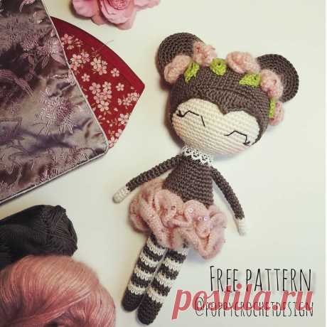 Куколка «Счастливая мышка» Бесплатное описание перевод от AmigurumiDom.Ru по вязанию куколки 'Счастливая мышка' крючком. Игрушка получается небольшим размером около 10 см, если вязать из тонких хлопковых ниточек. При вязании полухлопком, например, Yarn Art Jeans готовая вязаная кукла выйдет приблизительно 15-20 см.PDF схема перевод (мастер-класс) вязаной игрушки куколка 'Счастливая мышка'Перевод: AmigurumiDom.RuАвтор: @PoppyCrochetDisignДля навигации используйте колёсико н...