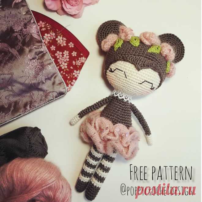 Куколка «Счастливая мышка» Бесплатное описание перевод от AmigurumiDom.Ru по вязанию куколки 'Счастливая мышка' крючком. Игрушка получается небольшим размером около 10 см, если вязать из тонких хлопковых ниточек. При вязании полухлопком, например, Yarn Art Jeans готовая вязаная кукла выйдет приблизительно 15-20 см.PDF схема перевод (мастер-класс) вязаной игрушки куколка 'Счастливая мышка'Перевод: AmigurumiDom.RuАвтор: @PoppyCrochetDisignДля навигации используйте колёсико н...