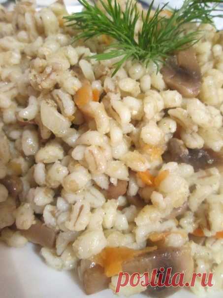 Каша перловая с грибами.

Промыть и замочить перловку где то на 1 час....Еще раз промыть и поставить варится. Где то 45 мин -1 час. Обжарить лук и морковь, добавить нарезанные не мелко свежее шампиньоны, посолить, поперчить и тушить под закрытой крышкой, помешивая минут 15-20. Далее добавить готовую перловку, хорошо перемешать , закрыть крышкой и дать настояться.