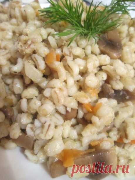 Каша перловая с грибами.

Промыть и замочить перловку где то на 1 час....Еще раз промыть и поставить варится. Где то 45 мин -1 час. Обжарить лук и морковь, добавить нарезанные не мелко свежее шампиньоны, посолить, поперчить и тушить под закрытой крышкой, помешивая минут 15-20. Далее добавить готовую перловку, хорошо перемешать , закрыть крышкой и дать настояться.