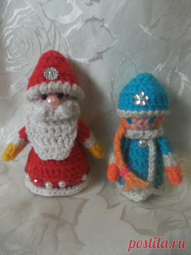 Вязаные Дед Мороз и Снегурочка.