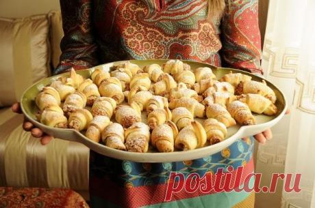 «Мутаки»

Это печенье по форме напоминает обычные рогалики, однако обладает совершенно особенным вкусом. А все дело в сочетании неповторимого рассыпчатого теста с восточной начинкой. Кстати, в Баку эти трубочки готовят с ореховой начинкой, а в Шамахе – с абрикосовым повидлом.
Ингредиенты:
Тесто:
500 г муки,
100 г сливочного масла,
2 яйца,
200 г молока,
10 г дрожжи.
Начинка:
200 г молотых грецких орехов,
1 стакан сахара или абрикосового повидла.
Способ приготовления:
Дрожжи...