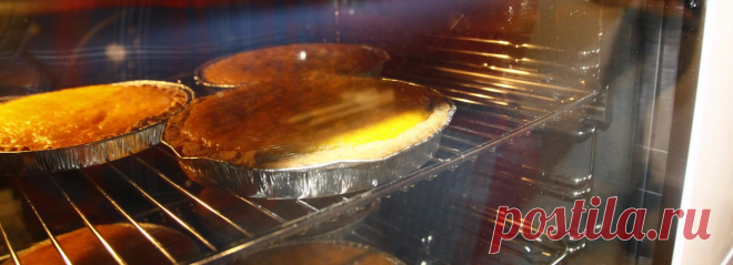 Если вы не любите тыкву, то это означает, что вы просто не умеете её правильно готовить. Мастер-класс по приготовлению тыквенного пирога провели Саша и Настя Поповы. Сёстры показали, как из простых и доступных продуктов испечь настоящий американский тыквенный пирог. На мастер-класс пришли люди самых разных возрастов, кто-то записывал в блокнотик каждый шаг, кто-то всей душой включился в процесс, закатав рукава.