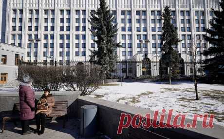 Минобороны обвинило ВСУ в новой постановочной съемке с «мирными жителями». Украинские военные продолжают проводить постановочные съемки якобы погибших от рук российских военных мирных жителей, сообщило Минобороны. По данным ведомства, такие съемки провели в селе Мощун под Киевом, в Сумах и Конотопе