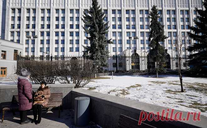 Минобороны обвинило ВСУ в новой постановочной съемке с «мирными жителями». Украинские военные продолжают проводить постановочные съемки якобы погибших от рук российских военных мирных жителей, сообщило Минобороны. По данным ведомства, такие съемки провели в селе Мощун под Киевом, в Сумах и Конотопе