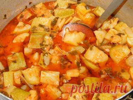 &quot;Юрча&quot; - вкусная заготовка из кабачков 
3 кг кабачков 
1 кг сладкого перца 
1 кг спелых помидоров 
200 г кудрявой петрушки (можно и обычную. но кудрявая смотрится красивее) 
2-3 головки чеснока 
80 г соли 
200 г сахара 
350 г растительного масла 
100 г уксуса 
6-10 горошин черного перца