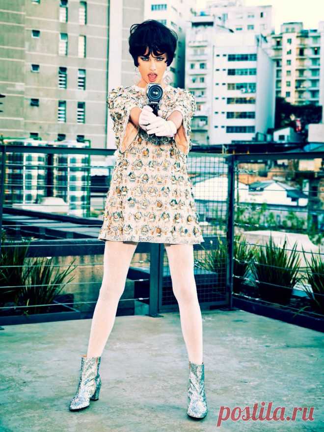 Адриана Лима (Adriana Lima) в фотосессии Эллен фон Унверт (Ellen von Unwerth) для журнала Vogue Brazil (сентябрь 2014)