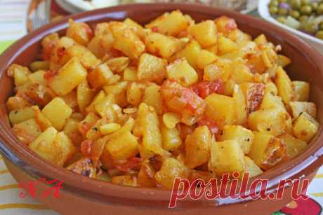 Картофель из духовки с луком и помидорами