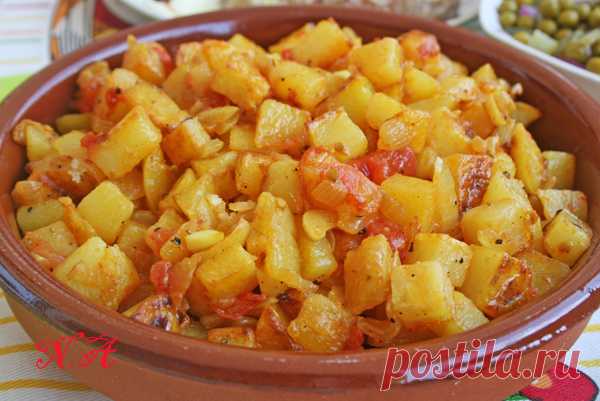 Картофель из духовки с луком и помидорами