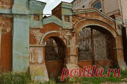 В Башкирии отреставрируют усадьбу купца Вечтонова. Владельцев усадьбы купца Вечтонова в Нефтекамске, Республика Башкортостан, обязали провести реставрационные работы на историческом объекте культурного наследия. Решение о приведении памятника в надлежащее состояние вынес Нефтекамский районный суд. Постановление суда вступило в силу 17 марта.