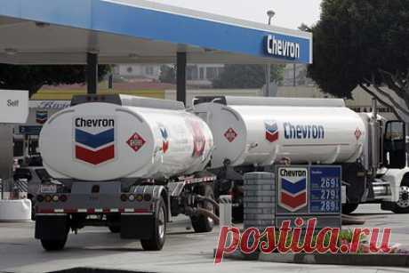 Chevron заявила о продолжающей снабжать мир нефтью России. Россия продолжает снабжать мир своей нефтью. Об этом в понедельник, 6 марта, заявил председатель совета директоров американской нефтегазовой компании Chevron Майк Вирт. «Российская нефть по-прежнему поставляется на мировой рынок при изменившейся структуре цен», — сказал он.