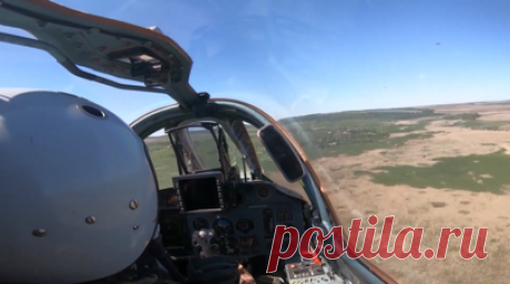 Штурмовики Су-25 атаковали замаскированную технику ВСУ. Экипажи штурмовиков Су-25 Воздушно-космических сил РФ нанесли удар неуправляемыми авиационными ракетами по замаскированной военной технике и личному составу ВСУ. После применения авиационных средств поражения экипажи штурмовиков выполнили противоракетный манёвр, выпустили тепловые ловушки и вернулись на аэродром вылета. Читать далее
