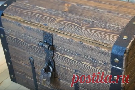 Изготовление большого деревянного сундука Предлагаю вам видео процесса создания сундуков. Это, скорее, не мастер-класс, а демонстрация. Но показан каждый этап, и все, думаю, понятно и без слов. Материалы:1. Сосновый мебельный щит 18 мм.2. Мас...