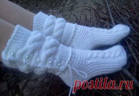 Красивые и уютные сапожки можно связать своими руками спицами.
 
ОПИСАНИЕ:  
Набираем 56 петель. Провязываем 10 рядов цепочки ( 1 ряд - лиц. 2 р.  
изн. 3 р - 1 изн, 1 снять, нить перед работой и т. д. 4 ряд - 1 лиц. 1  
снять нить за работой
 После делим все петли на три части (21 -14 - 21) и вяжем только среднюю часть (14 петель)здесь сами смотрите, на какой размер. Примерно -10 см. Это длина мыска, так что можно самой варьировать длину, в зависимости от размера ноги..  
По краям с боковой