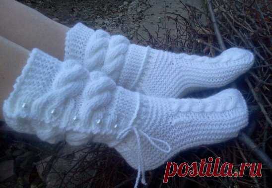 Красивые и уютные сапожки можно связать своими руками спицами.
 
ОПИСАНИЕ:  
Набираем 56 петель. Провязываем 10 рядов цепочки ( 1 ряд - лиц. 2 р.  
изн. 3 р - 1 изн, 1 снять, нить перед работой и т. д. 4 ряд - 1 лиц. 1  
снять нить за работой
 После делим все петли на три части (21 -14 - 21) и вяжем только среднюю часть (14 петель)здесь сами смотрите, на какой размер. Примерно -10 см. Это длина мыска, так что можно самой варьировать длину, в зависимости от размера ноги..  
По краям с боковой