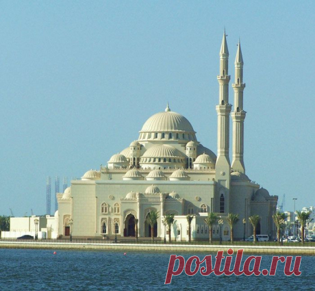 Мечеть короля Фейсала (King Faisal Mosque) расположена возле центрального городского рынка, на улице Абдель Азиза.