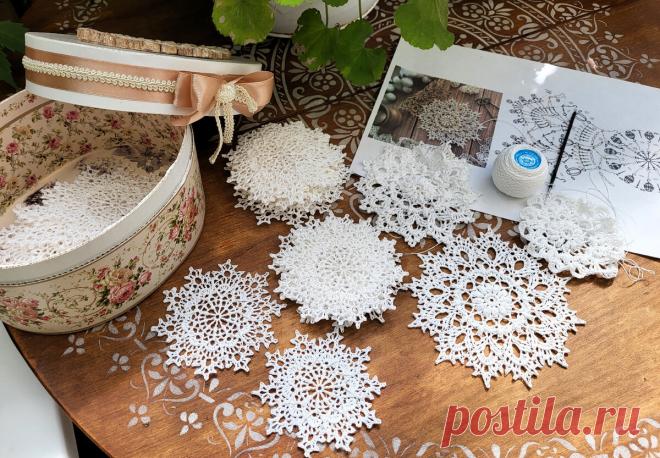 Снежинки + схемы | Вязаные крючком аксессуары СНЕЖИНКИ + СХЕМЫ - Рельефное вязание крючком из хлопковых ниток - на Ёлку - для Декора комнатыЯ уже несколько лет украшаю свой дом перед новогодними праздниками вязаными снежинками. Подвешиваю их на длинных ниточках к люстре. От небольшого дуновения ветра (когда проходишь мимо, создается...