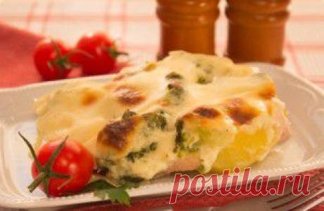 Запеканка с индейкой, брокколи и картофелем под соусом «Бешамель»