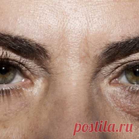 Она смешала 3 ингредиента и нанесла массу под глаза. Это открытие спасет многих женщин!