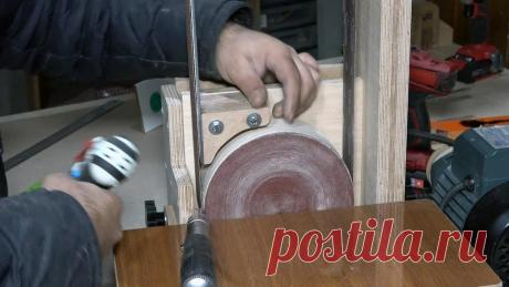 Комбинированный ленточно-дисковый шлифовальный станок В этой статье мастер-самодельщик расскажет нам, как он сделал шлифовальный станок. Станок имеет шлифовальный диск 180 мм и ленту 1500Х50 мм. Демонстрация работы станка можно посмотреть на видео.Инструменты и материалы:-Сверлильный станок;-Зажимы;-Фрезер;-Аккумуляторная дрель;-Угловая шлифовальная