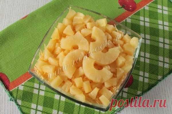 Как приготовить салат с ананасами, курицей и грибами - рецепт, ингредиенты и фотографии