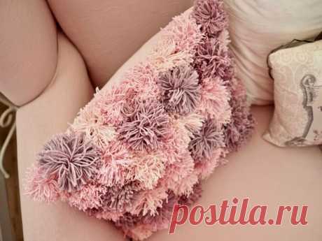 Подушка из помпонов