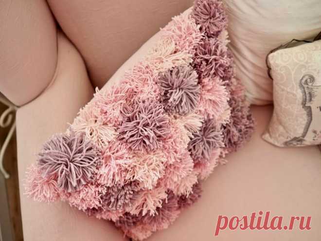 Подушка из помпонов