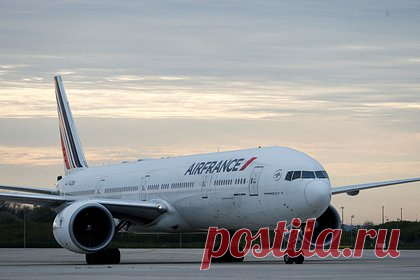 Пассажир заснул в самолете и едва не устроил пожар из-за перегревшейся зарядки. Пассажир авиакомпании Air France заснул во время полета и едва не устроил крупный пожар в самолете из-за перегревшейся портативной зарядки. Уточняется, что инцидент произошел на рейсе из Парижа (Франция) в Аккру (Гана). Один из путешественников почувствовал запах горящей электроники.