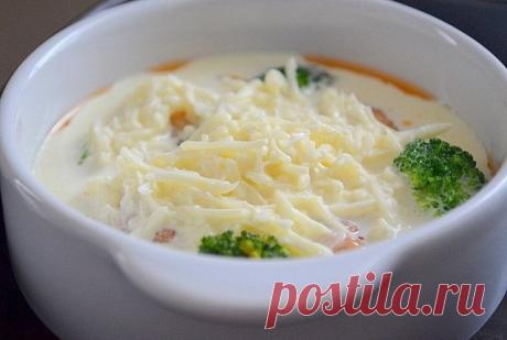 Рыбные фрикадельки в сливочном соусе

Невероятно вкусно! Сочные и нежные рыбные фрикадельки плюс сливочно-сырный соус — это просто объедение! Можно приготовить порционно или в большой форме. Сохрани рецепт.

Ингредиенты:

Фарш рыбный — 250 г
Лук репчатый — 1 шт.
Сухари панировочные молотые — 3-4 ст. л.
Сливки (30%) — 300 мл
Сыр тертый — 50-100 г
Брокколи (опционально) — по вкусу
Соль — по вкусу
Белый перец — по вкусу

Приготовление:

1. В рыбный фарш прокрутить или очень м...