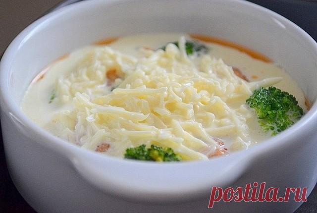 Рыбные фрикадельки в сливочном соусе

Невероятно вкусно! Сочные и нежные рыбные фрикадельки плюс сливочно-сырный соус — это просто объедение! Можно приготовить порционно или в большой форме. Сохрани рецепт.

Ингредиенты:

Фарш рыбный — 250 г
Лук репчатый — 1 шт.
Сухари панировочные молотые — 3-4 ст. л.
Сливки (30%) — 300 мл
Сыр тертый — 50-100 г
Брокколи (опционально) — по вкусу
Соль — по вкусу
Белый перец — по вкусу

Приготовление:

1. В рыбный фарш прокрутить или очень м...