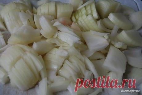 Борщевая заправка

Очень удобно зимой - баночку маленькую открыл - и борщик за полчаса готов! Можно вегетарианский, можно на бульоне, можно на тушенке - вообще минутное дело!

Ингредиенты:
свекла 3 кг
морковь 1 кг
лук репчатый 1 кг
перец сладкий 1 кг
помидоры 1 кг
1 стакан сахара
3 ст.л. соли
1 стакан растительного масла
125 мл (половина тонкого стакана) уксуса 9%

выход: около 12 банок по 0,5 л

Приготовление:
Все овощи помыть, почистить, далее слоями уложить в таз в след...