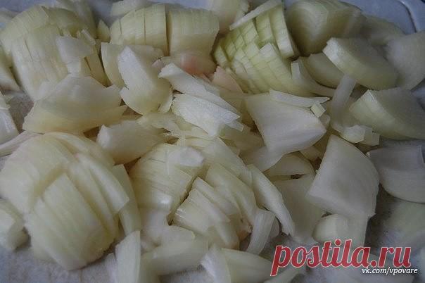 Борщевая заправка

Очень удобно зимой - баночку маленькую открыл - и борщик за полчаса готов! Можно вегетарианский, можно на бульоне, можно на тушенке - вообще минутное дело!

Ингредиенты:
свекла 3 кг
морковь 1 кг
лук репчатый 1 кг
перец сладкий 1 кг
помидоры 1 кг
1 стакан сахара
3 ст.л. соли
1 стакан растительного масла
125 мл (половина тонкого стакана) уксуса 9%

выход: около 12 банок по 0,5 л

Приготовление:
Все овощи помыть, почистить, далее слоями уложить в таз в след...