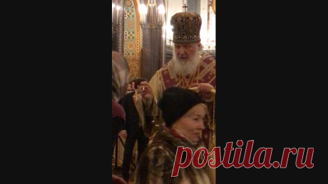 Святейший Патриарх Кирилл совершает помазание прихожан в канун дня памяти святителя Николая, архиепископа Мир Ликийских, чудотворца в кафедральном соборном Храме Христа Спасителя в Москве.