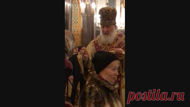 Святейший Патриарх Кирилл совершает помазание прихожан в канун дня памяти святителя Николая, архиепископа Мир Ликийских, чудотворца в кафедральном соборном Храме Христа Спасителя в Москве.